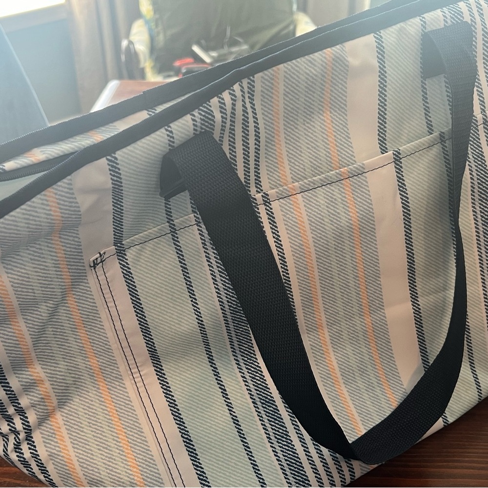 Large insulated tote